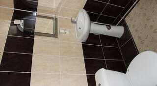 Гостиница Guest House Katrin Судак Трехместный номер с ванной комнатой-2