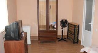 Гостиница Guest House Katrin Судак Двухместный номер с 2 отдельными кроватями и собственной внешней ванной комнатой-4