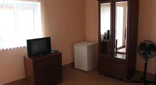 Гостиница Guest House Katrin Судак Двухместный номер с 2 отдельными кроватями и собственной внешней ванной комнатой-3