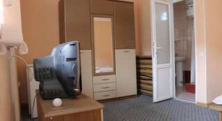 Гостиница Guest House Katrin Судак Двухместный номер с 1 кроватью и собственной ванной комнатой-1