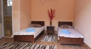 Гостиница Guest House Katrin Судак Двухместный номер с 2 отдельными кроватями и собственной внешней ванной комнатой-2